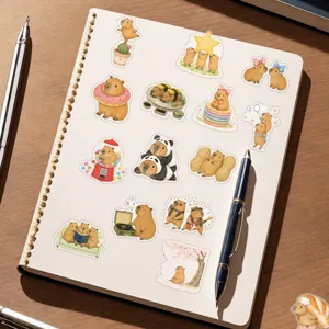 Vue détaillée d'autocollants capybara mignons dans divers motifs sur un carnet