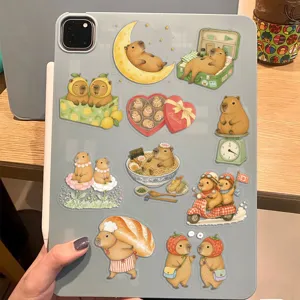 Détail de divers autocollants Capybara en PET transparent sur le dos d'une tablette.