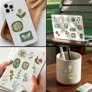 Gros plan montrant des autocollants de fleurs vintage sur un ordinateur et un mug