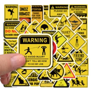 Primer plano de una divertida pegatina de advertencia amarilla para decoración de portátiles