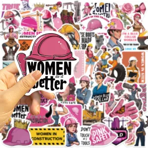 Mano che tiene un adesivo "Women do it better" da un set a tema sicurezza rosa.