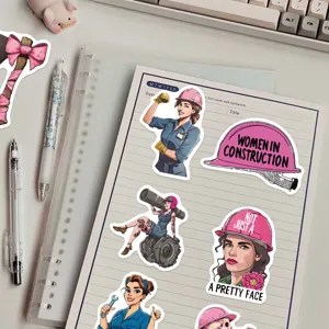 Vista dettagliata di adesivi di donne nell'edilizia applicati su un taccuino