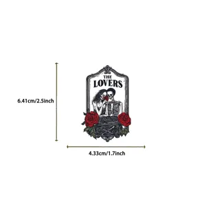 Dimensiones de pegatina gótica de amantes esqueletos con 6,41 cm de largo y 4,33 cm