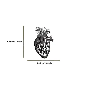 Dettaglio dell'adesivo a forma di cuore People Over Profit con misure 6,38 x 4,09 cm