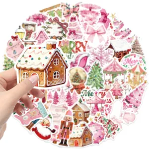 Gros plan d'un autocollant maison en pain d'épice rose d'un lot de 50 stickers de Noël.