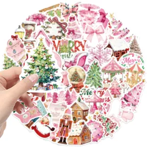 Vue détaillée d'autocollants de Noël roses tenus à la main pour la décoration festive