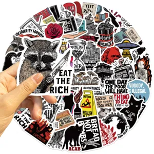 Primo piano dell'adesivo procione Eat the Rich da un set di attivismo di 52 pezzi