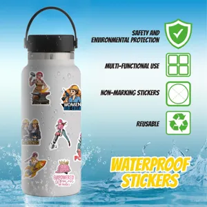 Gros plan d'autocollants de motivation pour femmes sur une bouteille d'eau blanche étanche