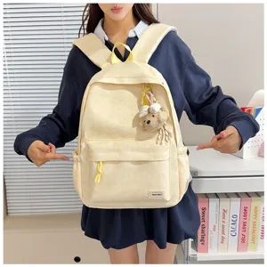 Gele rugzak in Japanse stijl met textuur en een schattige berenhanger voor school