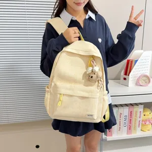 Japanse rugzak van crème crinkle stof gedragen door een model in studentensetting