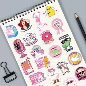 Detailopname van roze grappige stickers met gevatte Engelse quotes op een spiraalschrift