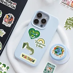 Lot de stickers thème végétarien décorant une coque de téléphone bleu clair en DIY.