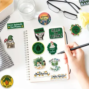 Vue détaillée de stickers sur le thème végétalien sur un carnet à spirale blanc