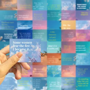 Nahaufnahme von Motivationsaufklebern mit Wolkenhintergrund für Journaling