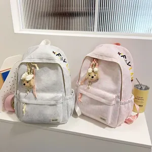 Japanse rugzakken van kreukstof in gemêleerd grijs en roze met schattige berenhangers.