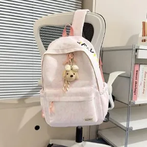Lifestyle foto van een Japanse geplooide geborduurde rugzak met een schattige pluche hanger.