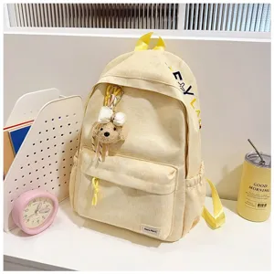 Detailweergave van een lichtgele Japanse rugzak van crinkle-stof met mooi borduursel