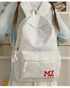 Vue arrière d'un grand sac à dos blanc pour étudiant avec une broderie de lettres MZ