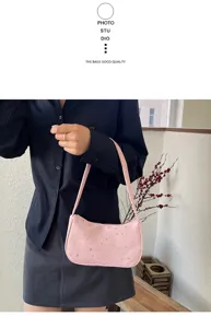 Detalle del bolso de hombro rosa con estrellas plateadas para un estilo dulce