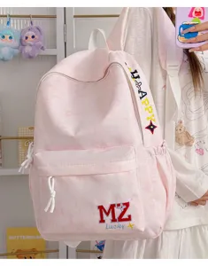 Détail du sac à dos rose avec broderies lettrées MZ Lucky et HAPPY très élégantes