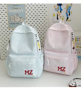 Paire de sacs à dos d'écolier bleu pastel et rose avec texture nuage et broderie MZ Lucky.