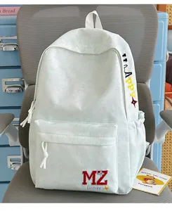 Détails d'un sac à dos d'écolier vert clair avec une broderie MZ Lucky élégante.