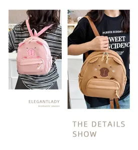 Detailansicht eines Modells mit rosa und braunen niedlichen Mini-Rucksäcken in Tierform