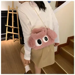 Detalle de un bolso de peluche rosa con ojos de dibujos, usado como bolso bandolera.