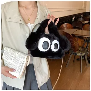 Vista detallada del bolso de felpa con ojos grandes y cadena dorada para mujer a la moda