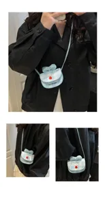 Primer plano de un mini bolso bandolera a cuadros con estampado de perro y lazo