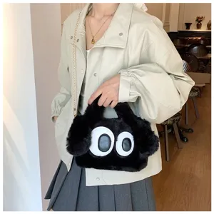 Primer plano de un lindo bolso de peluche negro con ojos grandes de dibujos animados