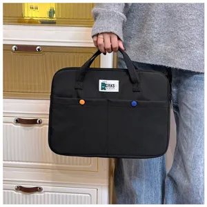 Gros plan d'une sacoche d'ordinateur noire avec des boutons colorés décoratifs.