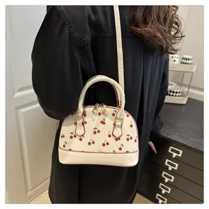 Elegante weiße Muschel-Handtasche mit süßen roten Kirsch-Prints und Gold-Metallbeschlag