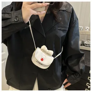 Detalle de mini bolso bandolera blanco con estampado de perro lindo y lazo