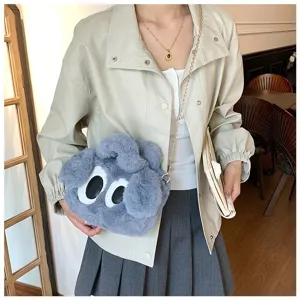 Detalle de cerca del bolso bandolera de peluche gris con grandes ojos de dibujos animados