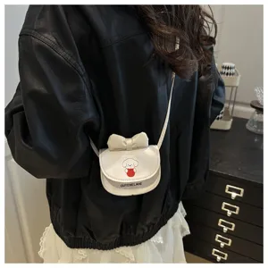 Primer plano de mini bolso bandolera blanco a cuadros con lazo y dibujo de perro