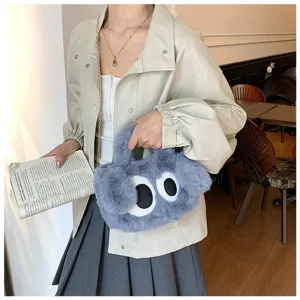 Bolso de peluche con grandes ojos de dibujos animados en un entorno de estilo de vida