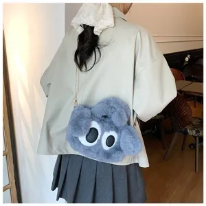 Vista trasera de modelo con lindo bolso de peluche gris con grandes ojos decorativos.