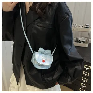 Detalle del mini bolso bandolera de cuadros azul claro con lazo y estampado de perro
