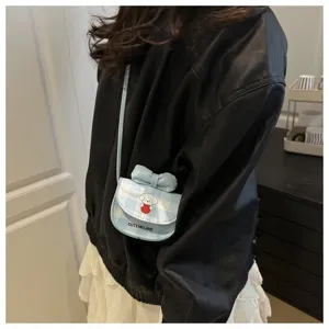 Detalle del mini bolso bandolera de cuadros azules con perro lindo y lazo decorativo