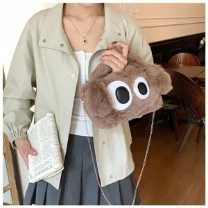 Vista detallada de un lindo bolso de peluche marrón con grandes ojos de dibujos animados