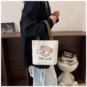 Bolso de lona con estampado de oso lindo mostrado en una escena de estilo de vida