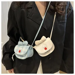 Dos mini bolsos bandolera de cuadros con estampado de perro y lazo en una modelo
