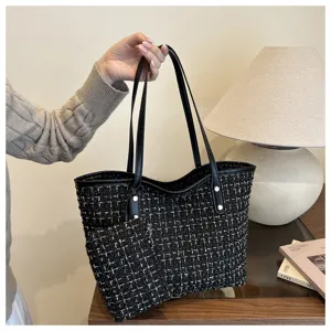 Detailopname van een zwart met goud tweed tote tas met bijpassend klein etui