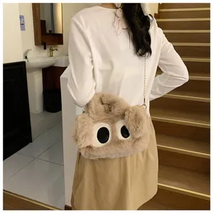 Vista de estilo de vida de un lindo bolso de peluche con ojos grandes y cadena