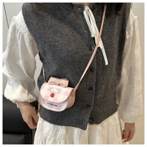 Detalle de una modelo que lleva un pequeño bolso a cuadros rosa con estampado de perro