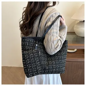 Elegante zwart-gouden tweed shopper met bijpassend tasje gedragen door een fotomodel