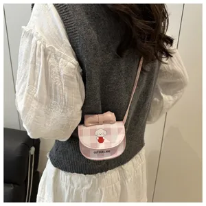 Vista detallada del mini bolso bandolera de cuadros rosa con un perro y un lazo