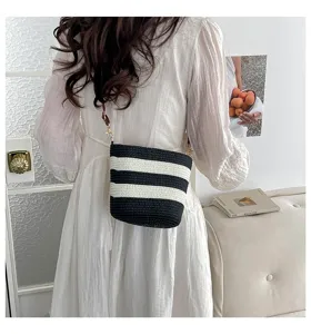 Bolso de paja tejido a rayas blancas y negras para vacaciones elegantes en la playa y viajes