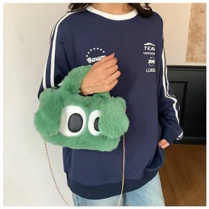 Primer plano del bolso bandolera de piel sintética verde con un lindo diseño de ojos grandes